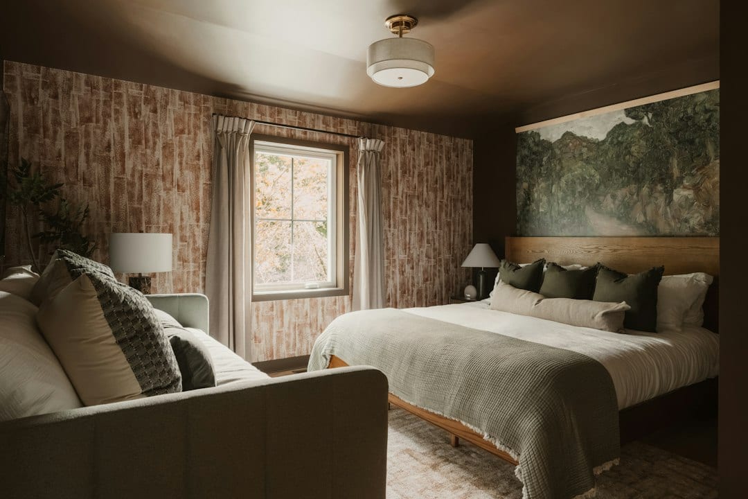 Glamour wallcovering river-view flat master bedroom